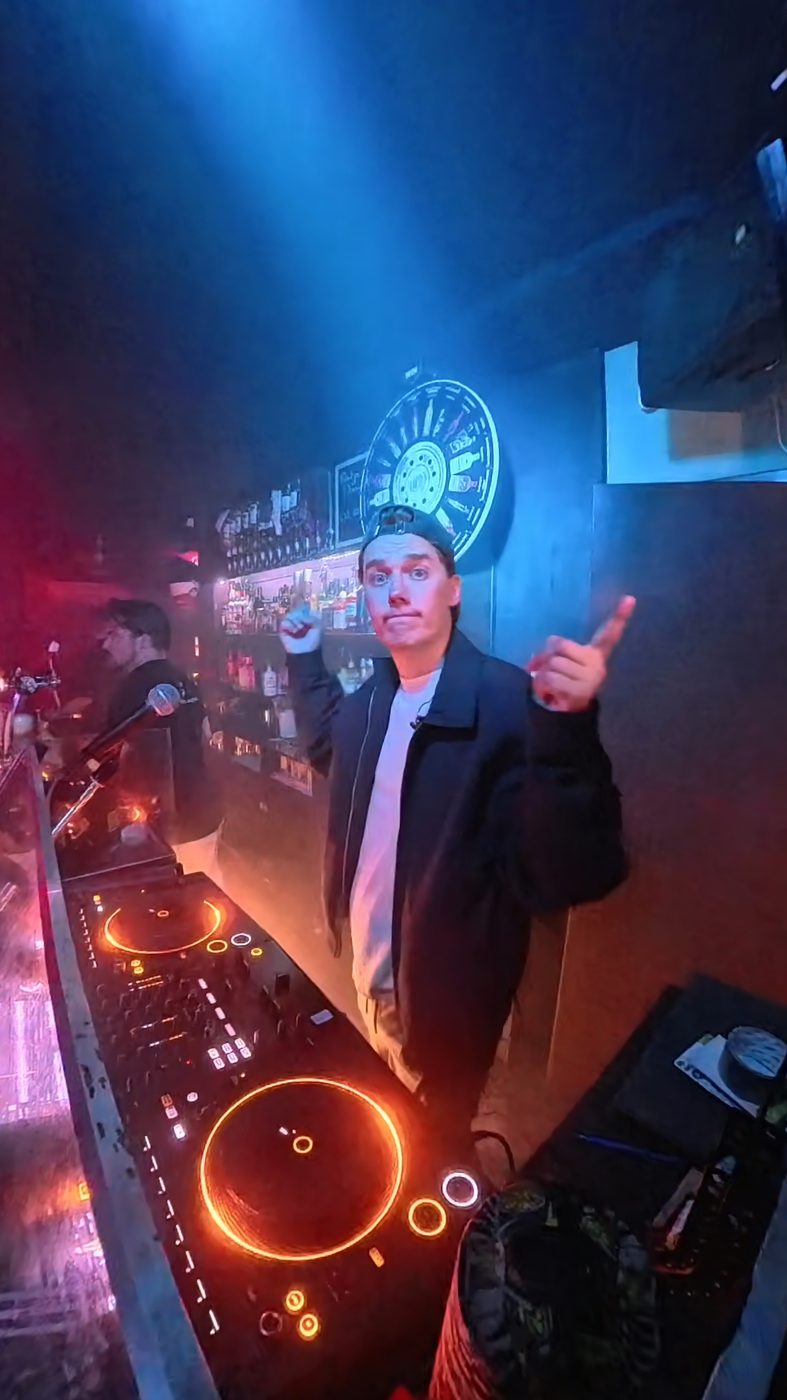 Tomaire achter de decks