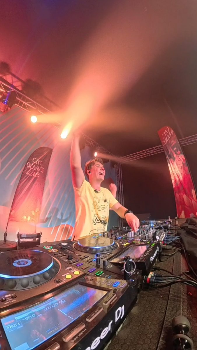Tomaire op een festivalpodium