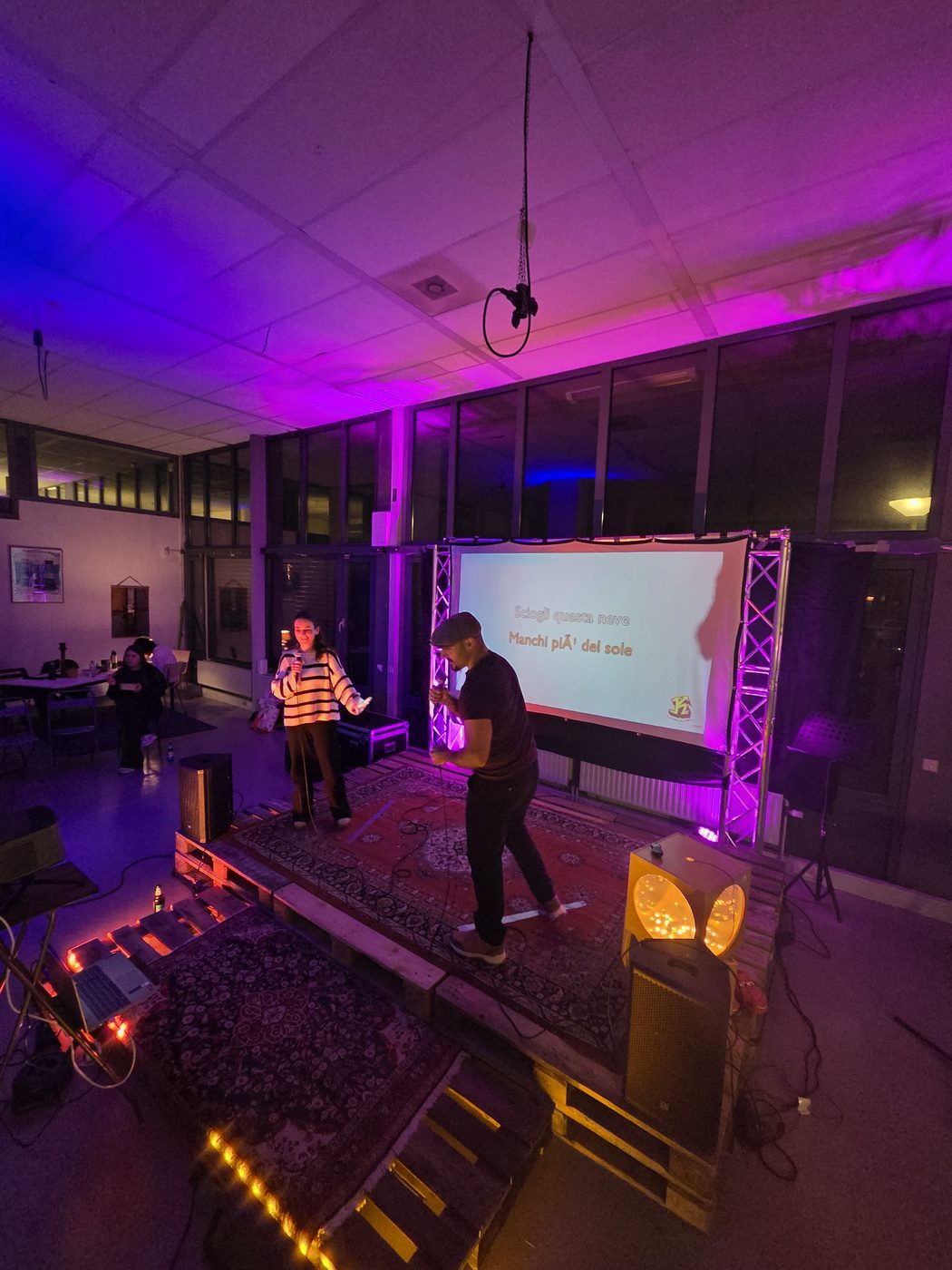 Levering van audio en een projectiescherm voor presentaties